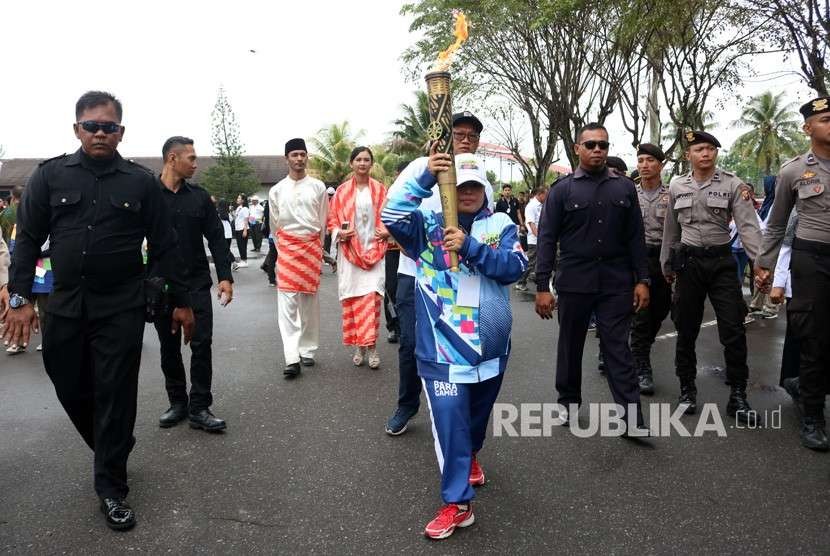 Atlit renang peraih emas Asian Para Games 2015, Wahdina membawa api obor Asian Para Games 2018 di Pendopo Rumah Rakyat, Pontianak, Kalbar, Rabu (19/9).