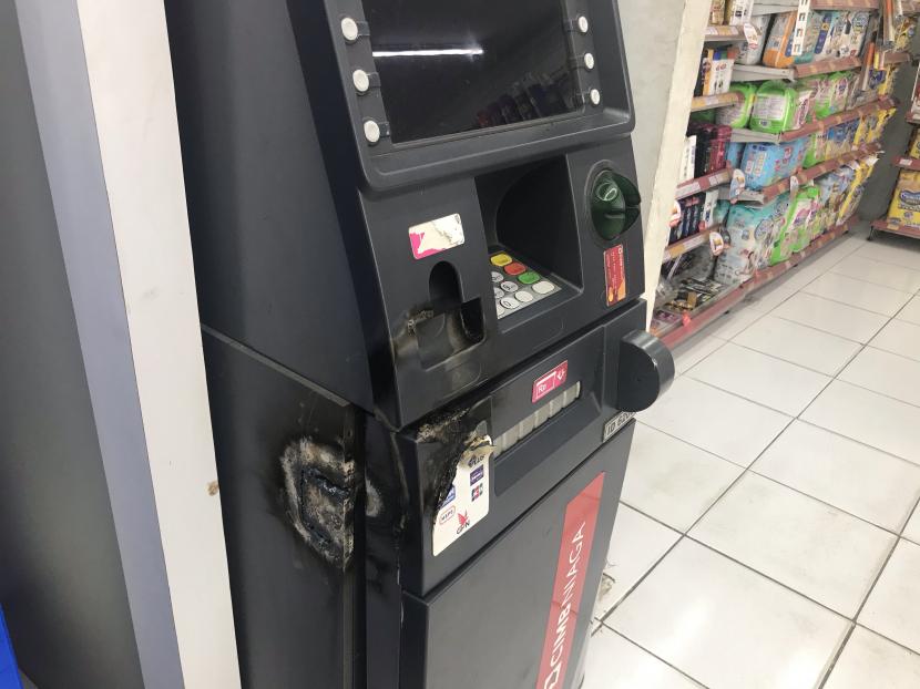 ATM BCA di sebuah minimarket di Jalan Raya Semen Cibinong Nomor 40, Kabupaten Bogor, Senin (10/8), yang coba dirusak kawanan maling.