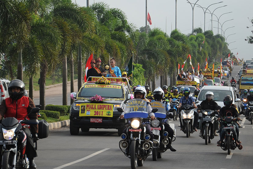 Atrak-arakan Piala Adipura Kencana di Kota Palembang, Kamis (6/6).