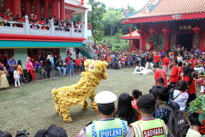  Atraksi barongsai dari Dragon And Lion Dance makin Bogor di TMII, Jakarta, Kamis (19/2).  (foto : MgROL_37)