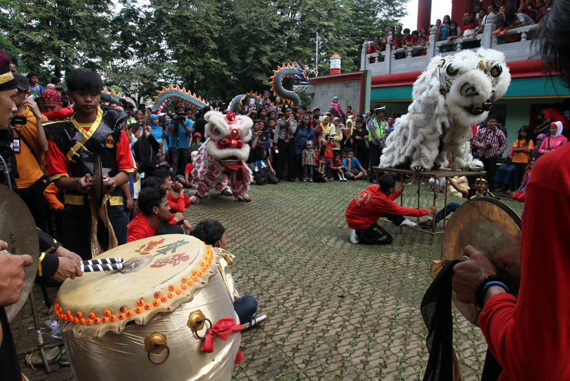  Atraksi barongsai dari Dragon And Lion Dance makin Bogor di TMII, Jakarta Timur, Kamis (19/2).  (foto : MgROL_37)