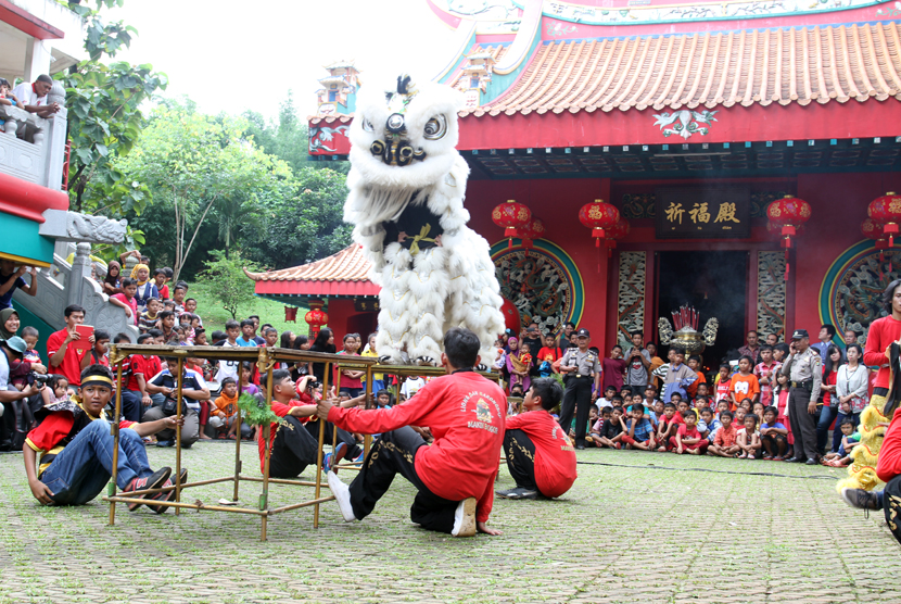  Atraksi barongsai dari Dragon And Lion Dance makin Bogor di TMII, Jakarta Timur, Kamis (19/2).  (foto : MgROL_37)