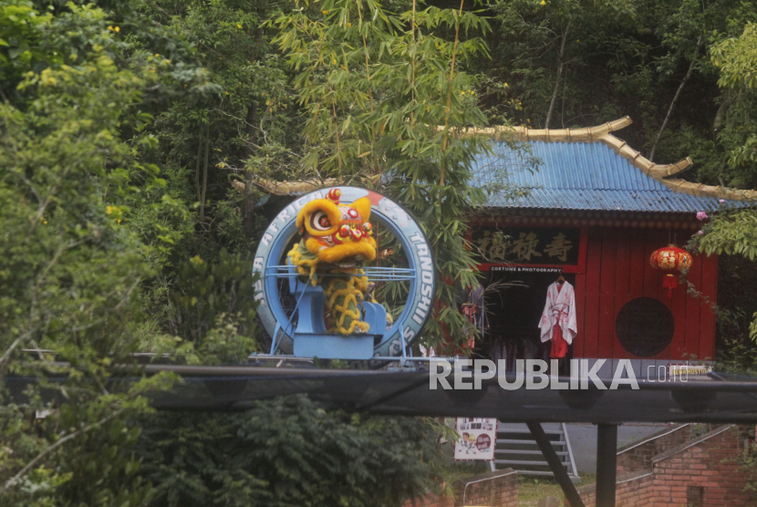 Atraksi Barongsai Ketika Menaiki Wahana Sky Ride di Objek Wisata TGAA Lembang, Kabupaten Bandung Barat pada Rabu (29/1/2025). Pertunjukan Barongsai itu Digelar untuk Memeriahkan Tahun Baru Imlek 2025