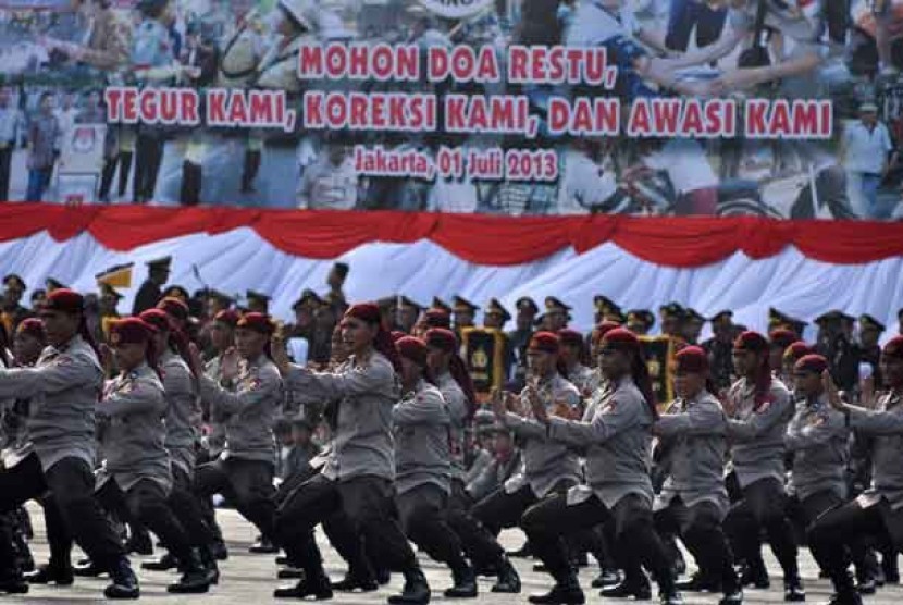  Atraksi beladiri  anggota kepolisian usai upacara peringatan HUT Bhayangkara di lapangan Mako Brimob Polri, Depok, Jawa Barat.