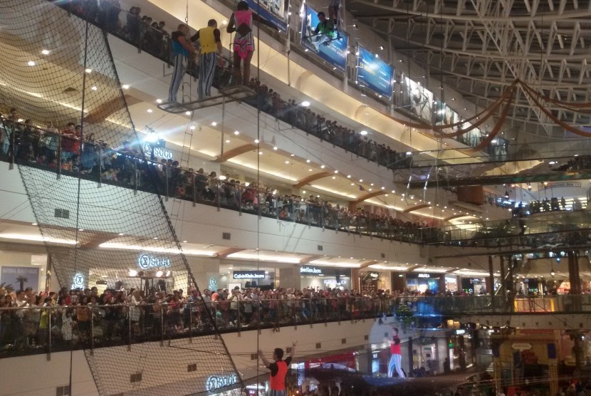 Atraksi flying trapeze menghibur pengunjung Pondok Indah Mall di libur Lebaran 2017.