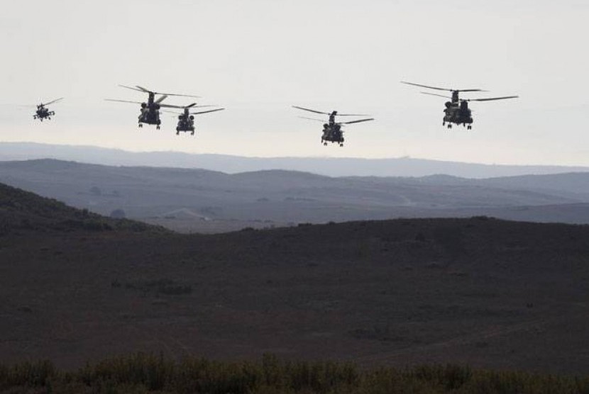 Atraksi helikopter serang AH64E Apache buatan AS.