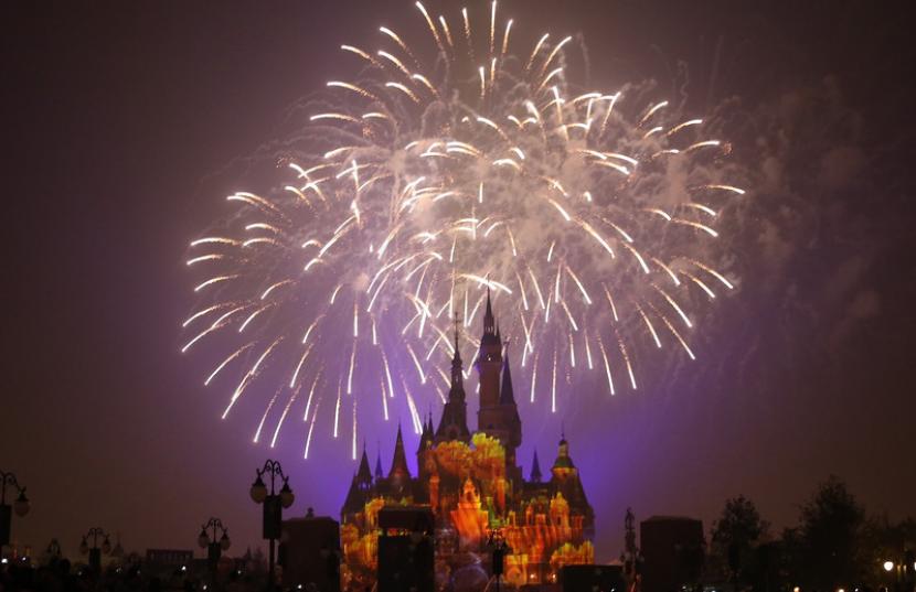 Atraksi kembang api Happily Ever After disiarkan Disney World untuk menyemangati warga dunia yang tengah mengalami lockdown akibat pandemi Covid-19.