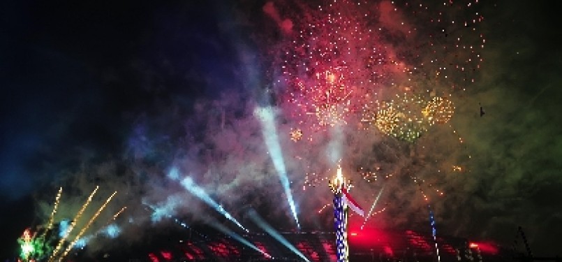 Atraksi kembang api saat acara pembukaan SEA Games XXVI di Stadion Sriwijaya di Komplek Olah Raga Jakabaring, Palembang, Sumsel, Jumat (11/11) malam. 