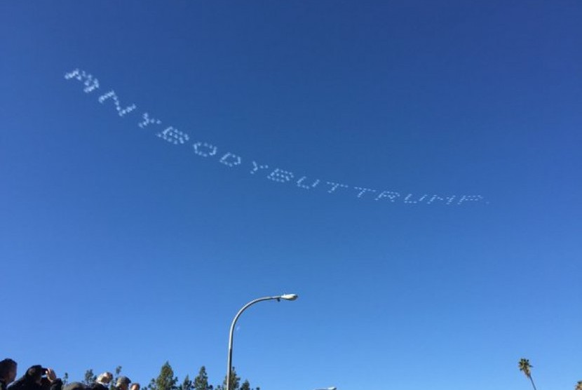 Atraksi lima pesawat yang menuliskan pesan di langit berisi ejekan untuk Donald Trump saat Rose Parade di Pantai Pasadena, AS.