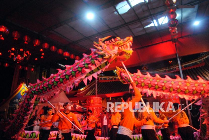 Atraksi Liong memeriahkan perayaan Cap Go Meh 2023 di Vihara Dhanagun, Kota Bogor, Jawa Barat.