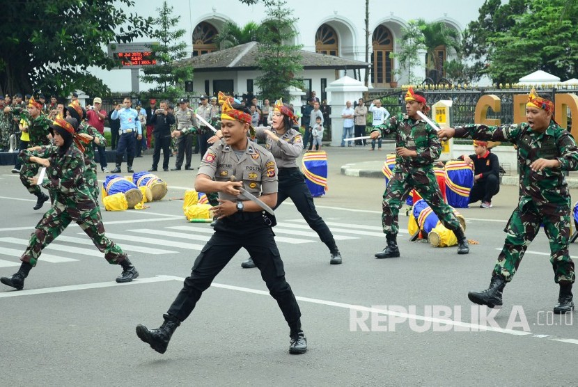 Atraksi Pencak Silat bersama anggota Polri dan TNI  (ilustrasi)