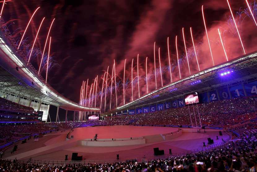 Atraksi pesta kembang api pada Upacara Pembukaan Asian Games ke-17 di Incheon, Jumat (19/9).   (Reuters/Issei Kato)
