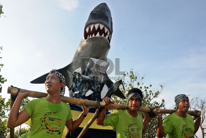   Atraksi sejumlah seniman dalam acara Nusa Dua Fiesta di Peninsula, Nusa Dua, Bali, Jum'at (2/11). (Republika/Aditya Pradana Putra)