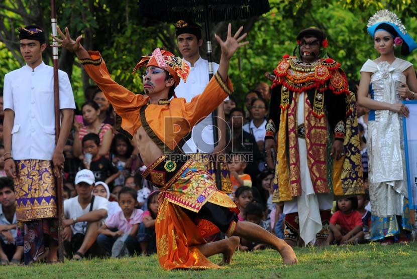   Atraksi sejumlah seniman dalam acara Nusa Dua Fiesta di Peninsula, Nusa Dua, Bali, Jum'at (2/11). (Republika/Aditya Pradana Putra)