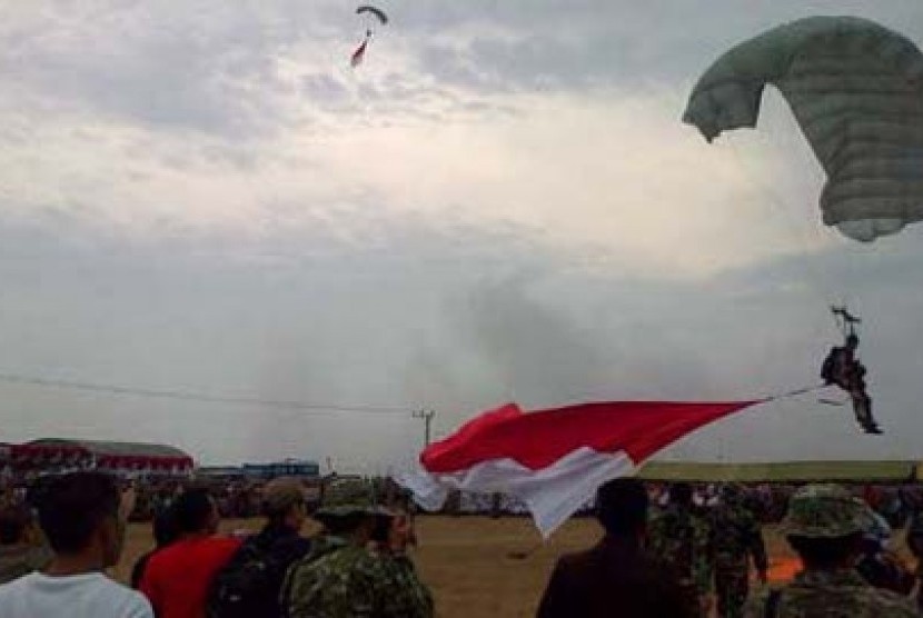 Atraksi Terjun Payung oleh Kopassus dalam perayaan HUT RI ke-68 di Aceh Utara.