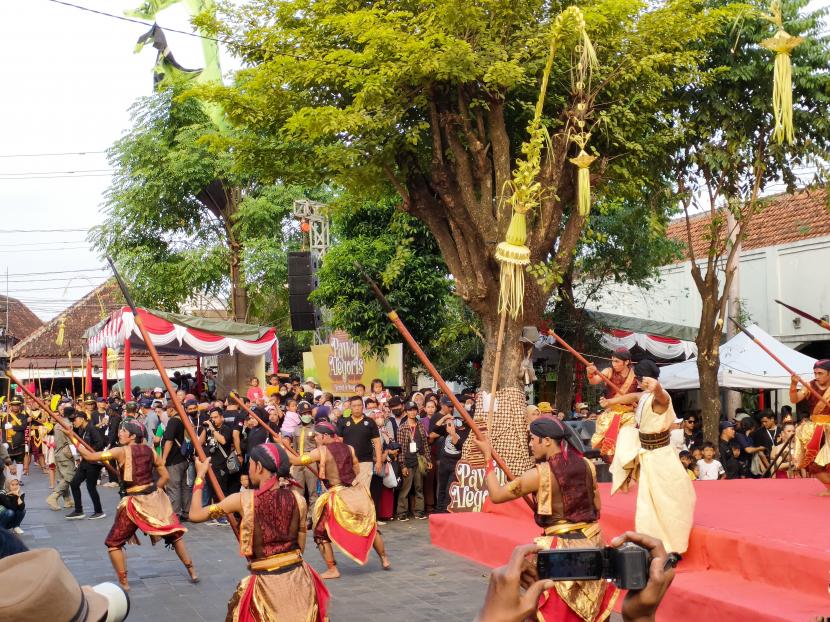 Atraksi wisata yang dibawakan oleh sanggar lokal pada pembukaan Pawai Alegori Jogja Harmony of Kotagede di Kota Yogyakarta, Sabtu (27/5/2023). 