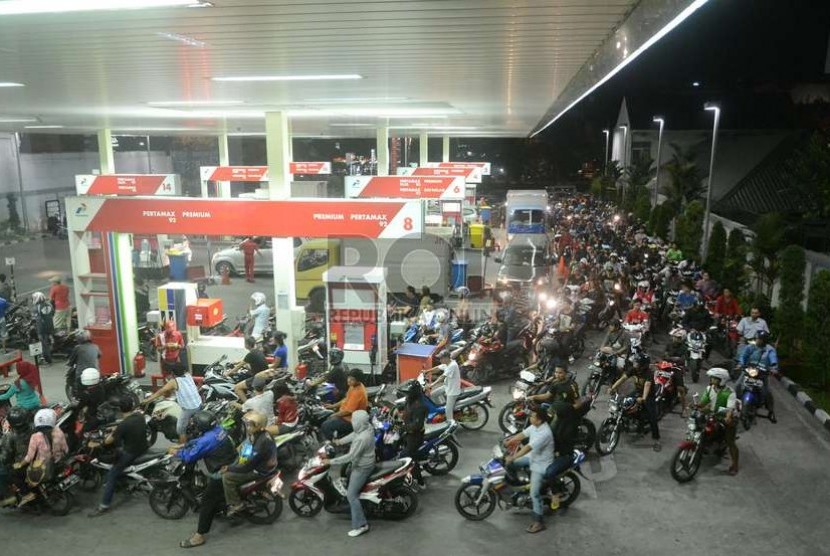 Atrean kendaraan di SPBU hayam wuruk,Jakarta,Senin (17/11).  (Republika/Prayogi)