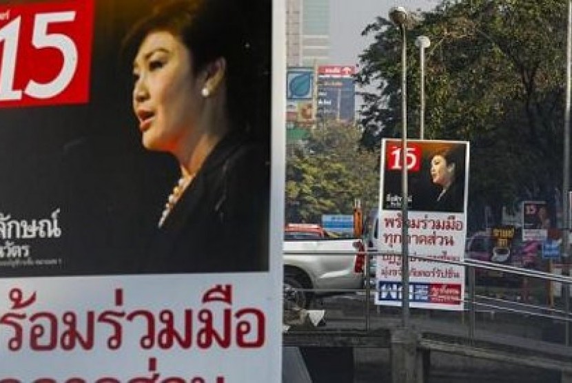 Atribut kampanye partai  Puea Thai yang mengusung PM Yingluck Shinawatra