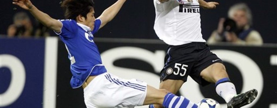 Atsuto Uchida (kiri), bek Schalke asal Jepang, berebut bola dengan Yugo Nagamoto, bek Inter Milan yang juga asal Jepang, di perempat final Liga Champions.