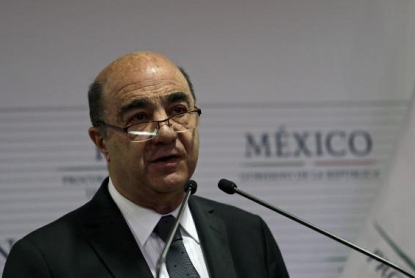 Attorney General Jesus Murillo speaks during a news conference at the attorney general's office in Mexico City December 7, 2014.