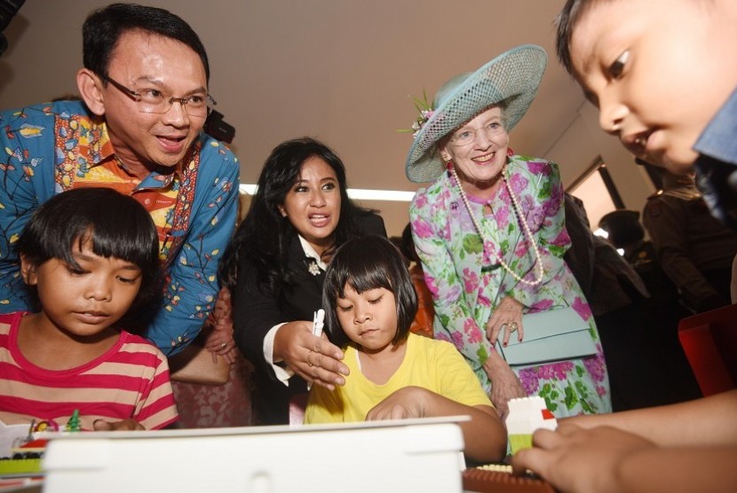 atu Denmark Margrethe II (kedua kanan) didampingi Gubernur Jakarta Basuki Tjahaja Purnama (kedua kiri) menyapa anak-anak saat berkunjung ke Ruang Publik Terpadu Ramah Anak (RPTRA) Kenanga di Jakarta