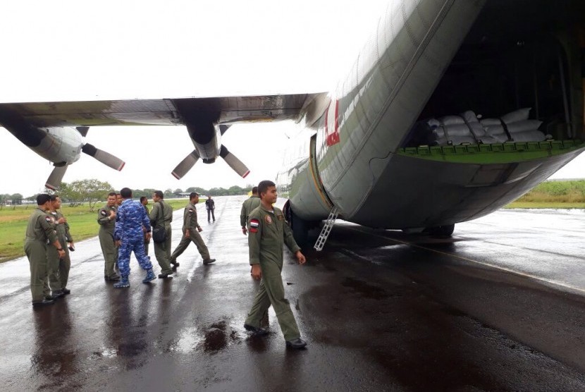 atu pesawat Hercules yang mengangkut barang untuk masyarakat Rohingya mulai diberangkatkan ke Bandara Shah Amanat, Chittagong, Bangladesh, Kamis (15/9).