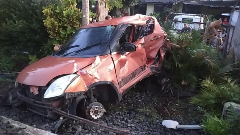 atu unit mobil Suzuki Swift tertabrak kereta di wilayah Leuwidahu, Kecamatan Indihiang, Kota Tasikmalaya, Ahad (13/11/2022).
