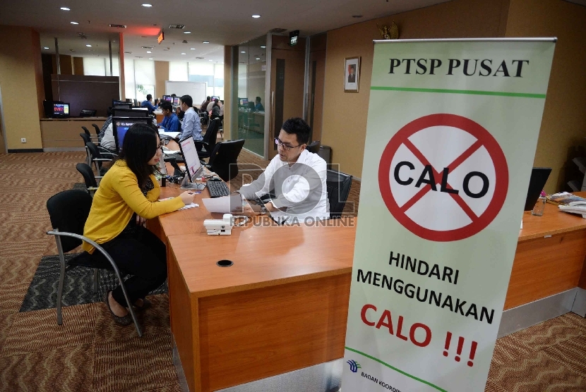 Aturan Penanaman Modal Internasional: Para investor melakukan pengurusan perijinan usaha pada Pelayanan Terpadu Satu Pintu (PTSP) Pusat di kantor Badan Koordinasi Penanaman Modal (BKPM), Jakarta, Selasa (19/5).