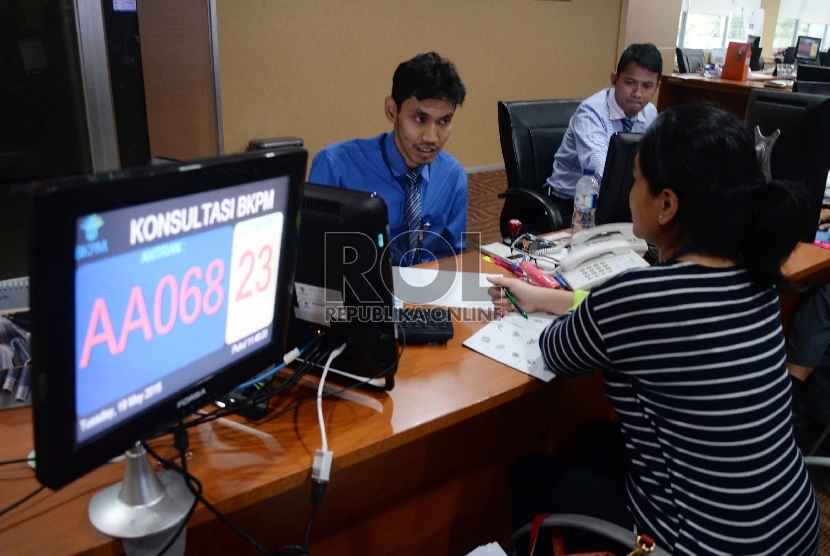 Aturan Penanaman Modal Internasional: Para investor melakukan pengurusan perijinan usaha pada Pelayanan Terpadu Satu Pintu (PTSP) Pusat di kantor Badan Koordinasi Penanaman Modal (BKPM), Jakarta, Selasa (19/5).