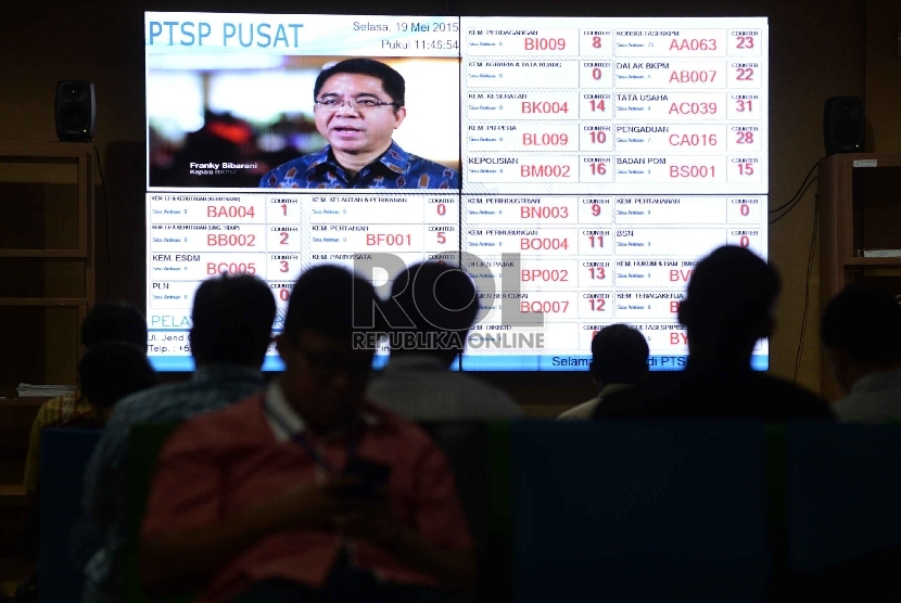 Aturan Penanaman Modal Internasional: Para investor melakukan pengurusan perijinan usaha pada Pelayanan Terpadu Satu Pintu (PTSP) Pusat di kantor Badan Koordinasi Penanaman Modal (BKPM), Jakarta, Selasa (19/5).