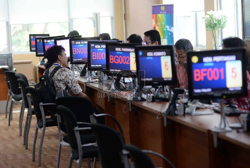 Para investor melakukan pengurusan perijinan usaha pada Pelayanan Terpadu Satu Pintu (PTSP) Pusat di kantor Badan Koordinasi Penanaman Modal (BKPM), Jakarta. 