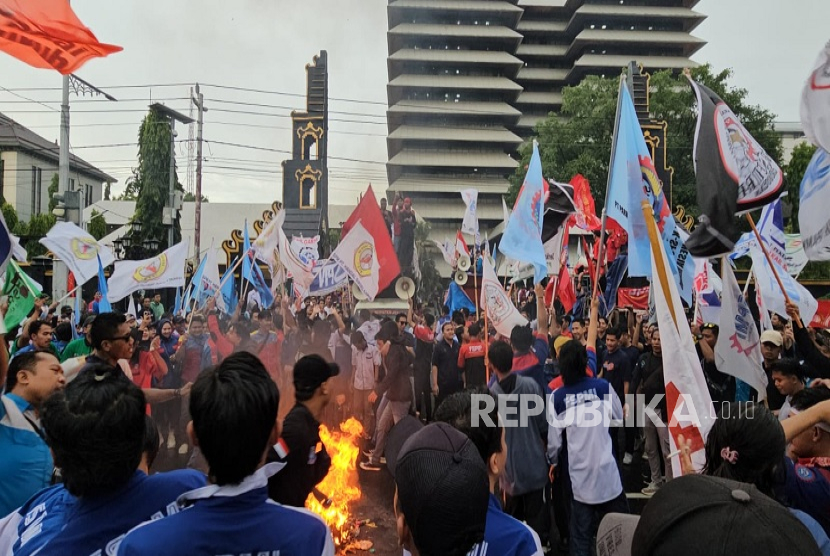 atusan buruh dari berbagai daerah di Jawa Tengah (Jateng) kembali menggelar unjuk rasa di depan Kantor Gubernur Jateng, Semarang, Rabu (18/12/2024).