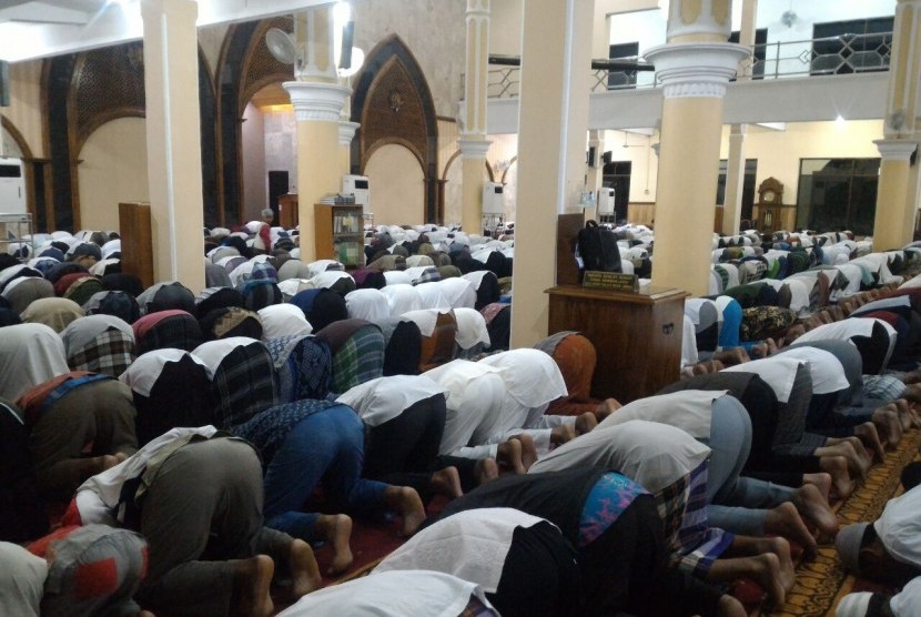 atusan jamaah orang mengikuti shalat subuh berjamaah 1212 di Masjid Manarul Islam Kota Malang, Senin (12/12)