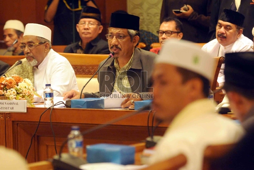 Audiensi antara Aliansi Nasional Anti Syiah (ANNAS) dengan Komisi VIII di ruang rapat Mahkamah Kehormatan Dewan di Gedung DPR RI, Jakarta, Rabu (4/2).(Republika/Agung Supriyanto)