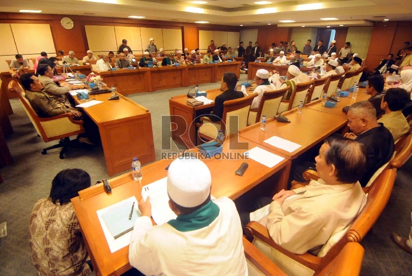 Audiensi antara Aliansi Nasional Anti Syiah (ANNAS) dengan Komisi VIII di ruang rapat Mahkamah Kehormatan Dewan di Gedung DPR RI, Jakarta, Rabu (4/2).(Republika/Agung Supriyanto)
