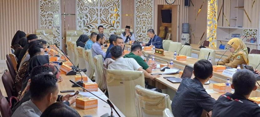 Audiensi Forum Guru Prioritas Pertama Negeri dan Swasta dengan Komisi 5 DPRD Provinsi Jawa Barat (Jabar), yang dihadiri jajaran Dinas Pendidikan Jabar, di Kantor Komisi 5 Gedung DPRD Jabar, Kota Bandung, Senin (13/3/2023). 