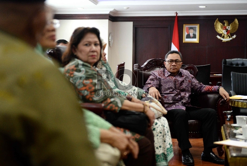 Ketua MPR Zulkifli Hasan (kiri) menerima surat rekomendasi dari Presiden Mahasiswa Usakti Muhammad Puri Andamas saat audiensi dengan keluarga korban Trisakti 1998 di Komplek Parlemen Senayan, Jakarta, Senin (18/5). (Republika/Wihdan)