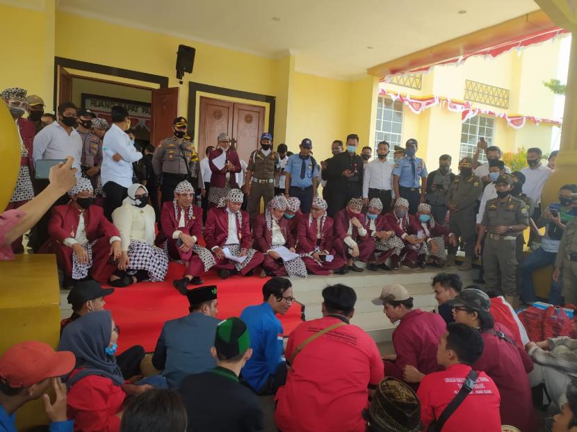 Audiensi mahasiswa dengan Pemkot Serang saat HUT ke-13 Kota Serang. Mahasiswa meminta berbagai masalah di Kota Serang diselesaikan termasuk salah satunya penertiban PKL, Senin (10/8)