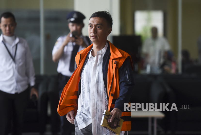 Auditor BPK Ali Sadli berjalan meninggalkan gedung KPK seusai menjalani pemeriksaan di Jakarta, Selasa (18/7). 
