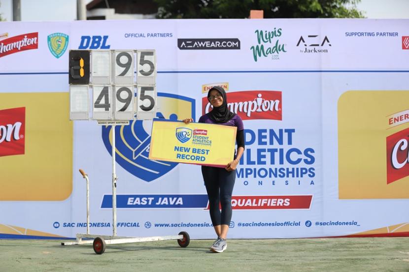 Aufar Fadilah Dwi Caksono dari SMAN 2 Madiun sukses pecahkan rekor nasional Energen Champion SAC Indonesia setelah mencatatkan lompatan 4,95 meter pada East Java Qualifiers 2023 yang berlangsung di Lapangan Atletik THOR, Surabaya, 8 hingga 10 Desember.