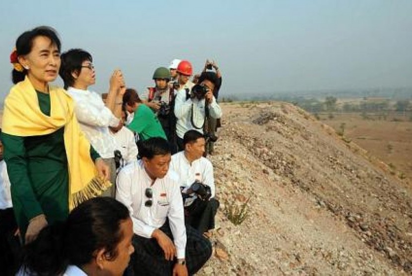 Aung San Suu Kyi saat melakukan tur ke Desa Monywa, tempat lokasi tambang tembaga berada.