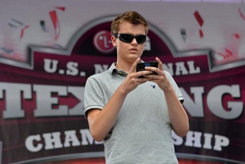 Austin Weirschke, saat beraksi mengetik teks dalam ponsel di atas panggung. Ia berhasil merebut gelar tekster tercepat di AS