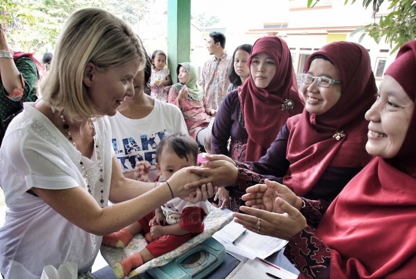 Australia's Ambassador for Women and Girls, Natasha Stott Despoja (left) visits Tigaraksa, Tangerang, on Feb. 17 (file photo)