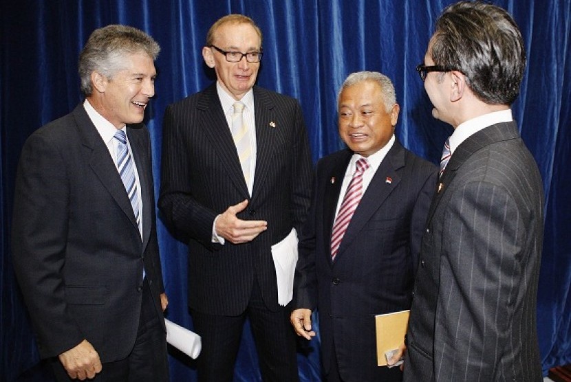 Australia's Defence Minister Stephen Smith (left) and Foreign Affairs Minister Bob Carr (second left) talk to Indonesia's Defence Minister Purnomo Yusgiantoro (second right) and Foreign Minister Marty Natalegawa after a joint news conference at Parliament 