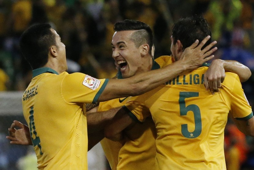 Australia's Jason Davidson (C) celebrates with teammates Tim Cahill and Mark Milligan (R) after scoring a goal against UAE during their Asian Cup semi-final soccer match at the Newcastle Stadium in Newcastle January 27, 2015.