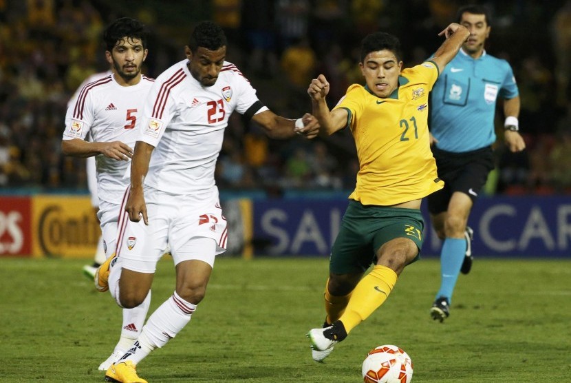 Australia's Massimo Luongo (R) fights for the ball with UAE's Mohamed Ahmad Gharib during their Asian Cup semi-final soccer match at the Newcastle Stadium in Newcastle January 27, 2015. 