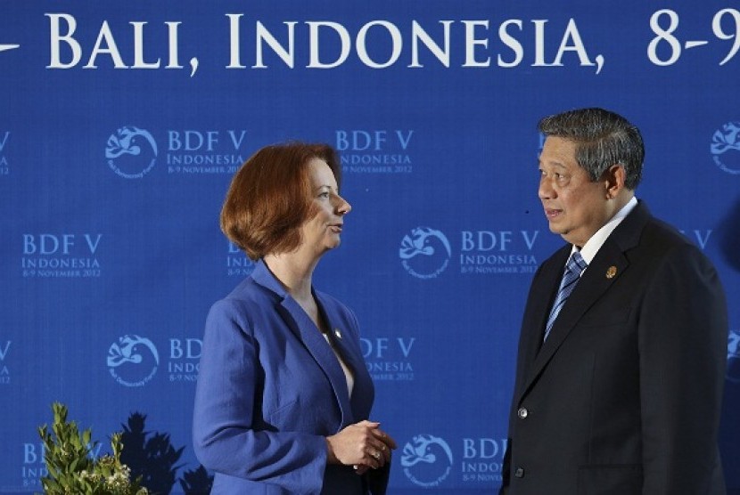 Australia's Prime Minister Julia Gillard (left) chats with Indonesian President Susilo Bambang Yudhoyono before the opening of the 5th Bali Democracy Forum in Nusa Dua November 8, 2012.   