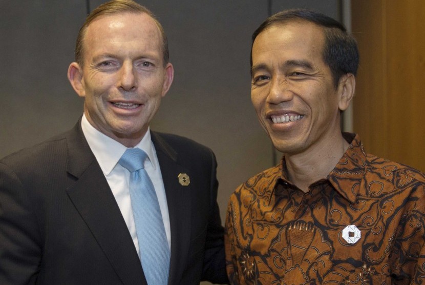 Australia's Prime Minister Tony Abbott (left) meets with Indonesia's President Joko Widodo before the start of the G20 leaders summit in Brisbane November 14, 2014. 
