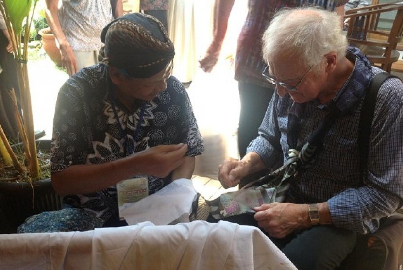 Australian Batik specialist Tony Dyer (right) has been creating Batik since 1970.