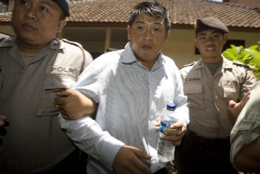 Australian death-row prisoner Andrew Chan, center, is escorted by Indonesian police officers at Denpasar district court before a trial hearing in Bali, Indonesia.